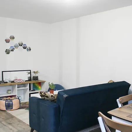 Pretty Cocoon With Private Terrace 아파트 생드니