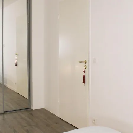 Pretty Cocoon With Private Terrace 아파트 생드니