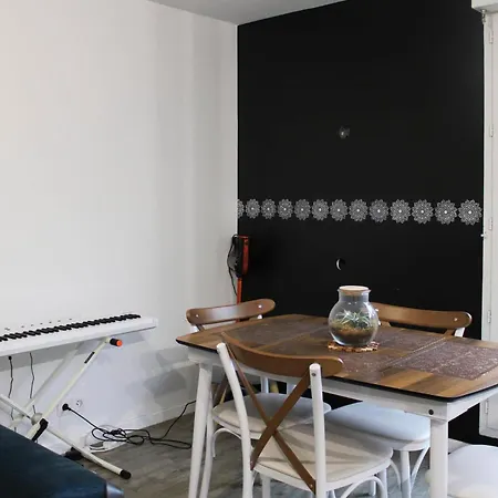 Pretty Cocoon With Private Terrace 아파트 생드니